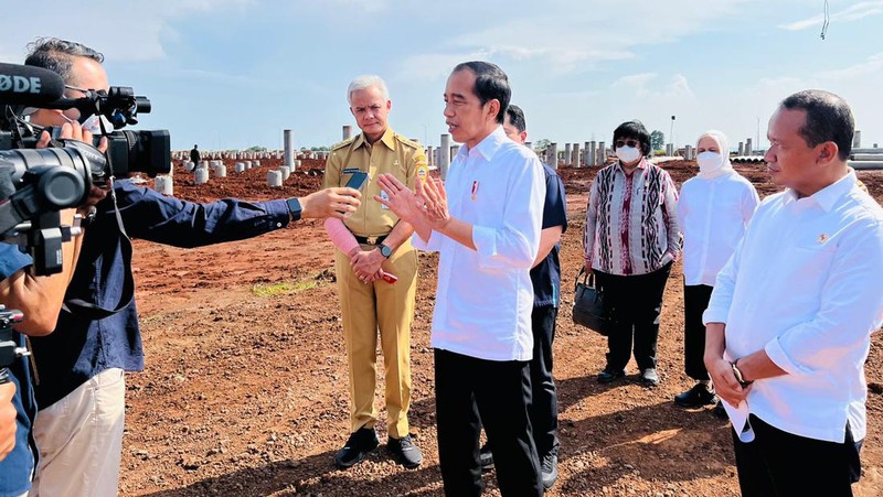 Presiden Jokowi dan rombongan menggunakan mobil listrik dalam rangkaian kendaraan yang membawanya ke Kawasan Industri Terpadu Batang (KITB) di Kabupaten Batang. (Dok: Biro Pers Sekretariat Presiden)