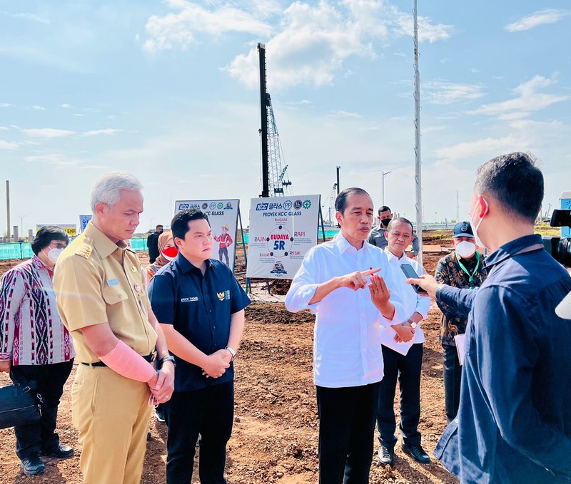 Presiden Jokowi dan rombongan menggunakan mobil listrik dalam rangkaian kendaraan yang membawanya ke Kawasan Industri Terpadu Batang (KITB) di Kabupaten Batang. (Dok: Biro Pers Sekretariat Presiden) Presiden Jokowi dan rombongan menggunakan mobil listrik dalam rangkaian kendaraan yang membawanya ke Kawasan Industri Terpadu Batang (KITB) di Kabupaten Batang. (Dok: Biro Pers Sekretariat Presiden)