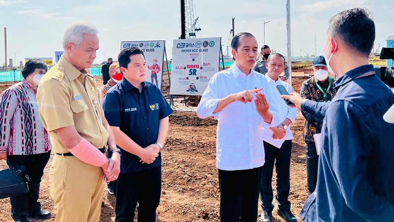 Presiden Jokowi dan rombongan menggunakan mobil listrik dalam rangkaian kendaraan yang membawanya ke Kawasan Industri Terpadu Batang (KITB) di Kabupaten Batang. (Dok: Biro Pers Sekretariat Presiden)