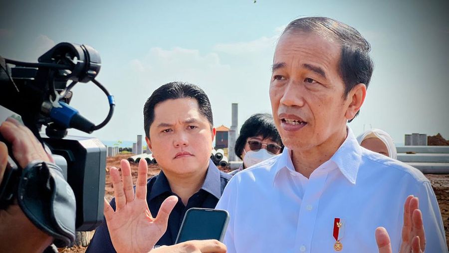 Presiden Jokowi dan rombongan menggunakan mobil listrik dalam rangkaian kendaraan yang membawanya ke Kawasan Industri Terpadu Batang (KITB) di Kabupaten Batang. (Dok: Biro Pers Sekretariat Presiden)
