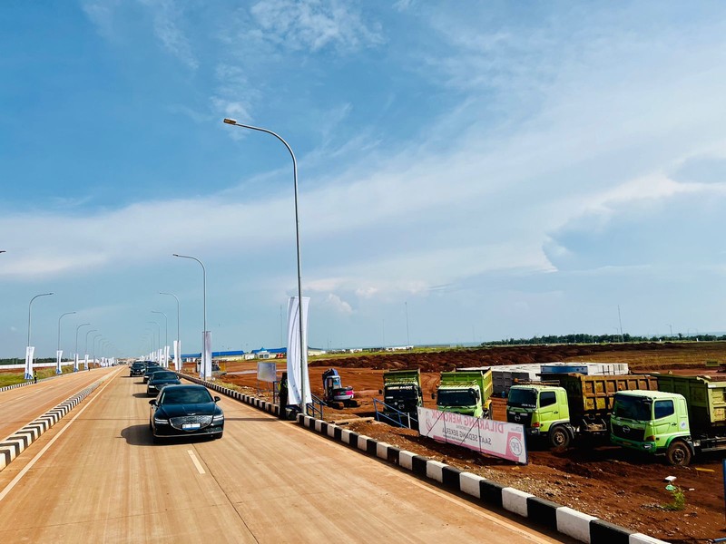 Presiden Jokowi dan rombongan menggunakan mobil listrik dalam rangkaian kendaraan yang membawanya ke Kawasan Industri Terpadu Batang (KITB) di Kabupaten Batang. (Dok: Biro Pers Sekretariat Presiden) Presiden Jokowi dan rombongan menggunakan mobil listrik dalam rangkaian kendaraan yang membawanya ke Kawasan Industri Terpadu Batang (KITB) di Kabupaten Batang. (Dok: Biro Pers Sekretariat Presiden)