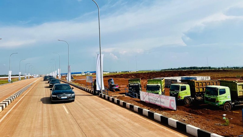 Presiden Jokowi dan rombongan menggunakan mobil listrik dalam rangkaian kendaraan yang membawanya ke Kawasan Industri Terpadu Batang (KITB) di Kabupaten Batang. (Dok: Biro Pers Sekretariat Presiden)