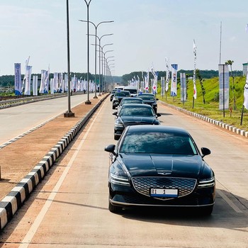Gaya Jokowi & Iriana Jajal Mobil Listrik Hyundai di Batang