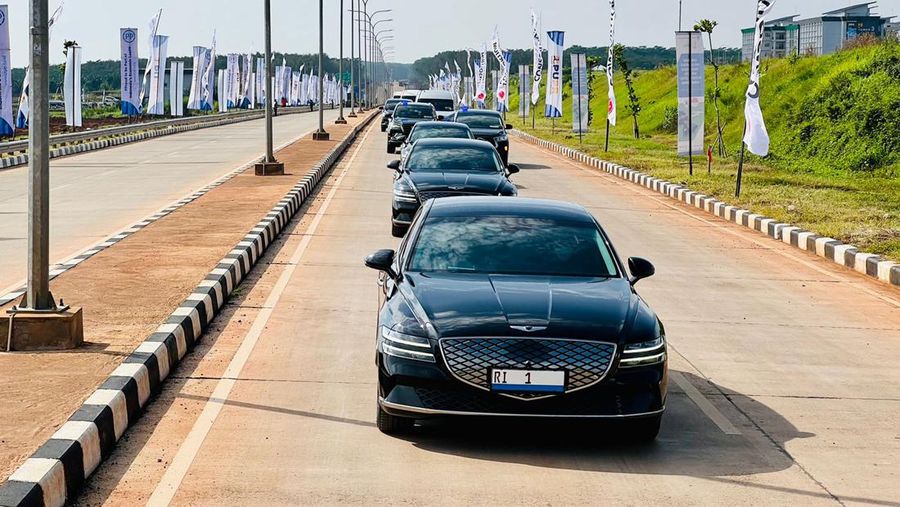 Presiden Jokowi dan rombongan menggunakan mobil listrik dalam rangkaian kendaraan yang membawanya ke Kawasan Industri Terpadu Batang (KITB) di Kabupaten Batang. (Dok: Biro Pers Sekretariat Presiden)