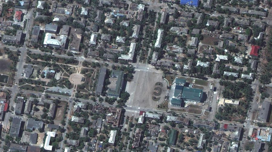 Sebuah citra satelit menunjukkan bangunan yang rusak di dekat Istana Kebudayaan Chemist di pusat kota Severodonetsk, Ukraina 6 Juni 2022. (via REUTERS/MAXAR TECHNOLOGIES)