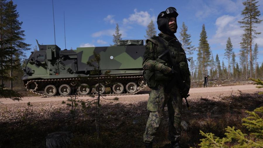 Sebuah peluncur roket berat M270 MLRS dari militer Finlandia berpartisipasi dalam latihan militer LIST 22 live-fire Lightning Strike di tempat pelatihan Rovajärvi pada 23 Mei 2022 di dekat Rovaniemi, Finlandia. (Getty Images/Sean Gallup)