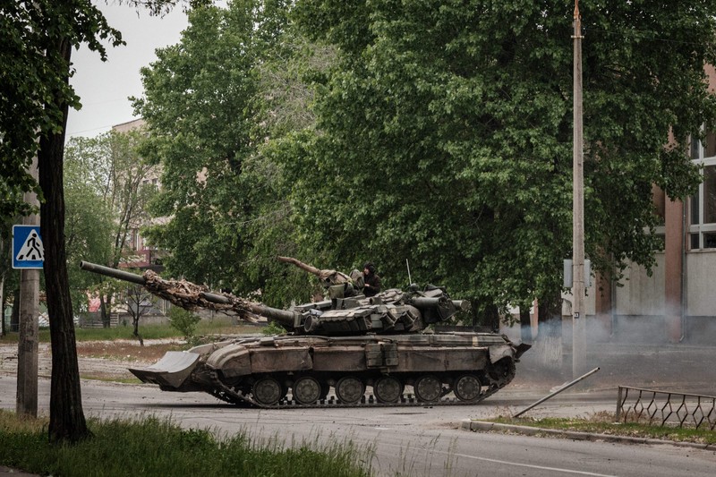 Sebuah tank tempur utama Ukraina melaju di jalan selama penembakan mortir terdekat di Severodonetsk, Ukraina timur. (AFP via Getty Images/YASUYOSHI CHIBA) Sebuah tank tempur utama Ukraina melaju di jalan selama penembakan mortir terdekat di Severodonetsk, Ukraina timur. (AFP via Getty Images/YASUYOSHI CHIBA)