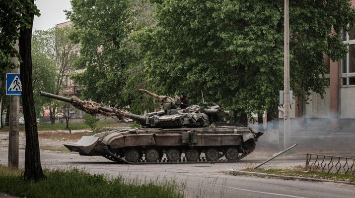 Sebuah tank tempur utama Ukraina melaju di jalan selama penembakan mortir terdekat di Severodonetsk, Ukraina timur. (AFP via Getty Images/YASUYOSHI CHIBA)