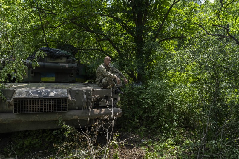 Sebuah tank tempur utama Ukraina melaju di jalan selama penembakan mortir terdekat di Severodonetsk, Ukraina timur. (AFP via Getty Images/YASUYOSHI CHIBA)