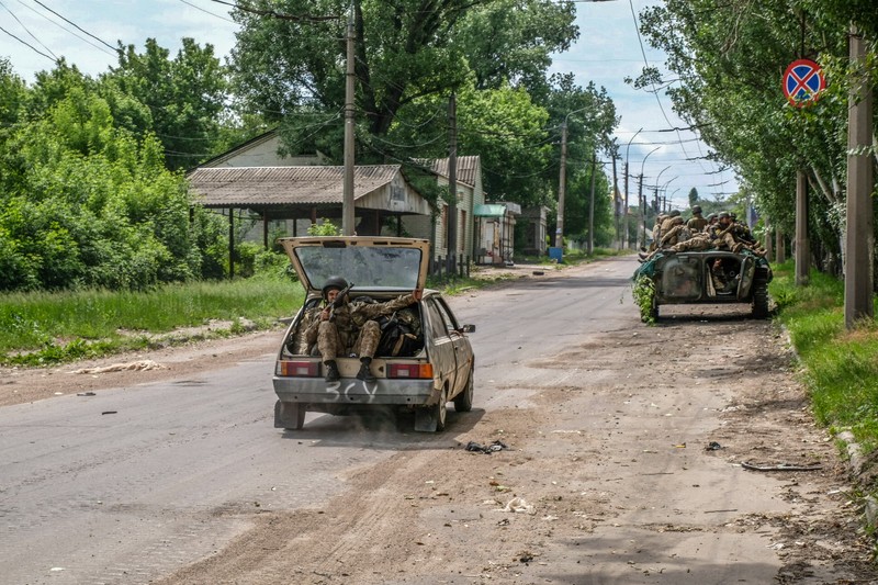 Sebuah tank tempur utama Ukraina melaju di jalan selama penembakan mortir terdekat di Severodonetsk, Ukraina timur. (AFP via Getty Images/YASUYOSHI CHIBA) Sebuah tank tempur utama Ukraina melaju di jalan selama penembakan mortir terdekat di Severodonetsk, Ukraina timur. (AFP via Getty Images/YASUYOSHI CHIBA)