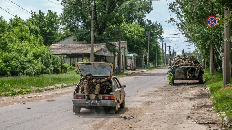 Sebuah tank tempur utama Ukraina melaju di jalan selama penembakan mortir terdekat di Severodonetsk, Ukraina timur. (AFP via Getty Images/YASUYOSHI CHIBA)