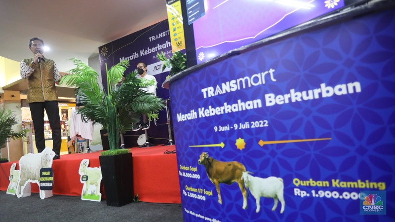 Director Mobilization Ziswal Dompet Dhuafa, Etika Setiawanti, Vice President Resource Human Iniative, Rully Barlian Thamrin, Director Fresh Division, Eka Nurcahaya, Vice President Corporate Communication Transmart, Satria Hamid, Director Executive Aksi Cepat Tanggap, Muhammad Basair melakukan konfremsi pers di Transmart Lebak Bulus, Kamis (9/6/2022). (CNBC Indonesia/Andrean Kristianto)
