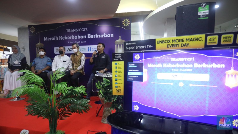Director Mobilization Ziswal Dompet Dhuafa, Etika Setiawanti, Vice President Resource Human Iniative, Rully Barlian Thamrin, Director Fresh Division, Eka Nurcahaya, Vice President Corporate Communication Transmart, Satria Hamid, Director Executive Aksi Cepat Tanggap, Muhammad Basair melakukan konfremsi pers di Transmart Lebak Bulus, Kamis (9/6/2022). (CNBC Indonesia/Andrean Kristianto) Director Mobilization Ziswal Dompet Dhuafa, Etika Setiawanti, Vice President Resource Human Iniative, Rully Barlian Thamrin, Director Fresh Division, Eka Nurcahaya, Vice President Corporate Communication Transmart, Satria Hamid, Director Executive Aksi Cepat Tanggap, Muhammad Basair melakukan konfremsi pers di Transmart Lebak Bulus, Kamis (9/6/2022). (CNBC Indonesia/Andrean Kristianto)