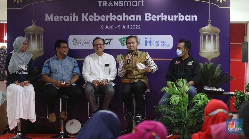 Director Mobilization Ziswal Dompet Dhuafa, Etika Setiawanti, Vice President Resource Human Iniative, Rully Barlian Thamrin, Director Fresh Division, Eka Nurcahaya, Vice President Corporate Communication Transmart, Satria Hamid, Director Executive Aksi Cepat Tanggap, Muhammad Basair melakukan konfremsi pers di Transmart Lebak Bulus, Kamis (9/6/2022). (CNBC Indonesia/Andrean Kristianto)