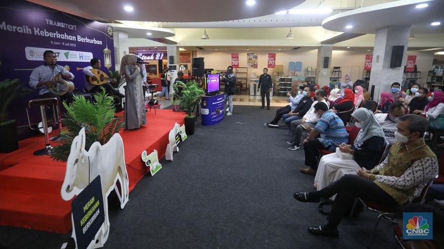 Director Mobilization Ziswal Dompet Dhuafa, Etika Setiawanti, Vice President Resource Human Iniative, Rully Barlian Thamrin, Director Fresh Division, Eka Nurcahaya, Vice President Corporate Communication Transmart, Satria Hamid, Director Executive Aksi Cepat Tanggap, Muhammad Basair melakukan konfremsi pers di Transmart Lebak Bulus, Kamis (9/6/2022). (CNBC Indonesia/Andrean Kristianto)