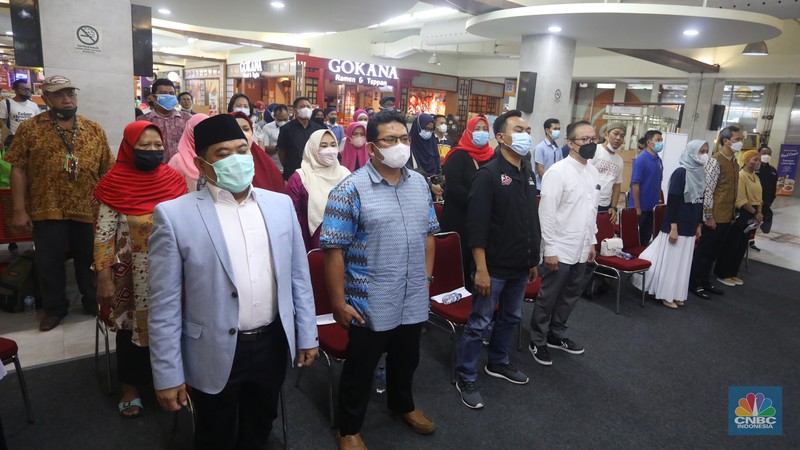 Director Mobilization Ziswal Dompet Dhuafa, Etika Setiawanti, Vice President Resource Human Iniative, Rully Barlian Thamrin, Director Fresh Division, Eka Nurcahaya, Vice President Corporate Communication Transmart, Satria Hamid, Director Executive Aksi Cepat Tanggap, Muhammad Basair melakukan konfremsi pers di Transmart Lebak Bulus, Kamis (9/6/2022). (CNBC Indonesia/Andrean Kristianto) Director Mobilization Ziswal Dompet Dhuafa, Etika Setiawanti, Vice President Resource Human Iniative, Rully Barlian Thamrin, Director Fresh Division, Eka Nurcahaya, Vice President Corporate Communication Transmart, Satria Hamid, Director Executive Aksi Cepat Tanggap, Muhammad Basair melakukan konfremsi pers di Transmart Lebak Bulus, Kamis (9/6/2022). (CNBC Indonesia/Andrean Kristianto)
