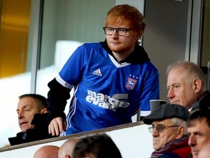 Penyanyi Ed Sheeran Kini Beli Saham Ipswich Town, Klubnya Elkan Baggott