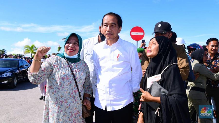 Masyarakat Wakatobi antusias menyambut kedatangan Presiden Joko Widodo dan Ibu Iriana Joko Widodo. Sesaat sebelum membuka Pertemuan Puncak Gugus Tugas Reformasi Agraria (GTRA Summit) 2022, Presiden menyapa dan berfoto bersama warga yang sudah berkumpul di sekitar lokasi pelaksanaan GTRA Summit 2022 pada Kamis, 9 Juni 2022. (Dok: Biro Pers Sekretariat Presiden)