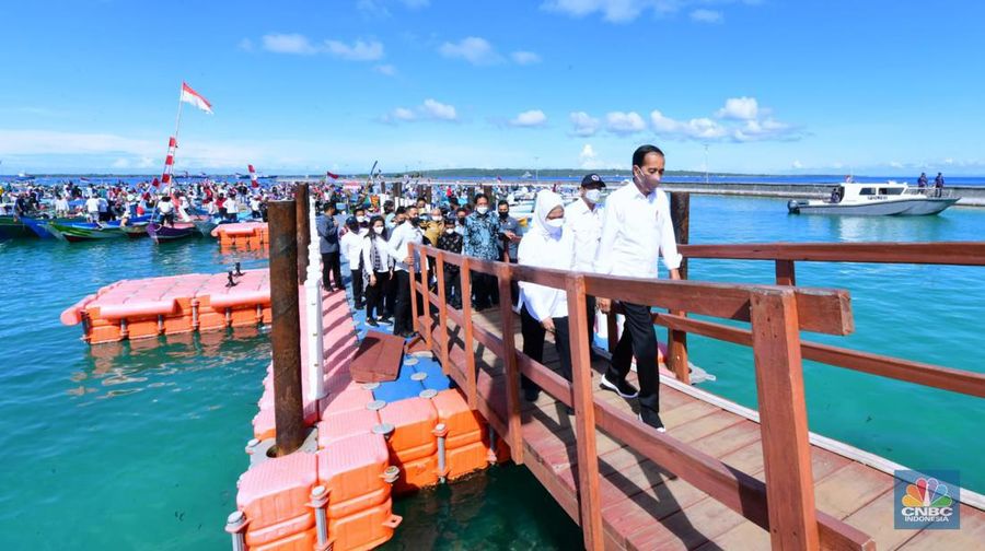 Masyarakat Wakatobi antusias menyambut kedatangan Presiden Joko Widodo dan Ibu Iriana Joko Widodo. Sesaat sebelum membuka Pertemuan Puncak Gugus Tugas Reformasi Agraria (GTRA Summit) 2022, Presiden menyapa dan berfoto bersama warga yang sudah berkumpul di sekitar lokasi pelaksanaan GTRA Summit 2022 pada Kamis, 9 Juni 2022. (Dok: Biro Pers Sekretariat Presiden)