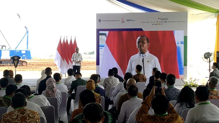 Menteri Investasi/ BKPM, Bahlil Lahadalia, dihadapan Presiden RI Joko Widodo, Rabu (08/06), menceritakan bagaimana dalam kurun waktu kurang dari dua tahun, merubah kawasan hutan karet menjadi Kawasan Industri Terpadu (KIT) seperti saat ini. (Dok: BKPM)