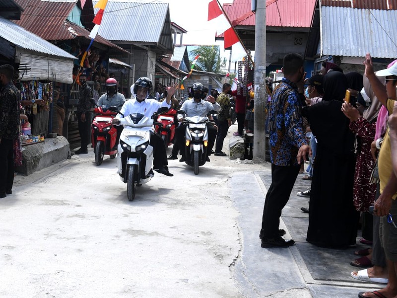 Momen menarik terjadi saat Presiden Joko Widodo dan Ibu Iriana Joko Widodo melakukan kunjungan kerja di Kabupaten Wakatobi, Provinsi Sulawesi Tenggara, pada Kamis, 9 Juni 2022. (Dok: Biro Pers Sekretariat Presiden)