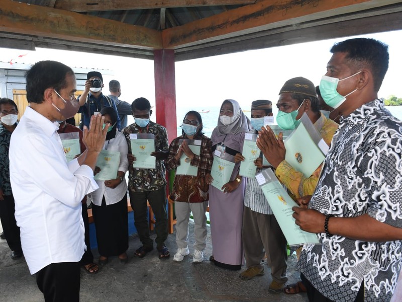 Momen menarik terjadi saat Presiden Joko Widodo dan Ibu Iriana Joko Widodo melakukan kunjungan kerja di Kabupaten Wakatobi, Provinsi Sulawesi Tenggara, pada Kamis, 9 Juni 2022. (Dok: Biro Pers Sekretariat Presiden) Momen menarik terjadi saat Presiden Joko Widodo dan Ibu Iriana Joko Widodo melakukan kunjungan kerja di Kabupaten Wakatobi, Provinsi Sulawesi Tenggara, pada Kamis, 9 Juni 2022. (Dok: Biro Pers Sekretariat Presiden)