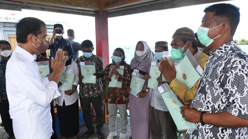 Momen menarik terjadi saat Presiden Joko Widodo dan Ibu Iriana Joko Widodo melakukan kunjungan kerja di Kabupaten Wakatobi, Provinsi Sulawesi Tenggara, pada Kamis, 9 Juni 2022. (Dok: Biro Pers Sekretariat Presiden)