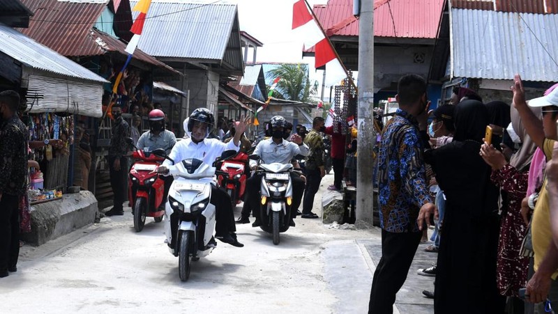 Momen menarik terjadi saat Presiden Joko Widodo dan Ibu Iriana Joko Widodo melakukan kunjungan kerja di Kabupaten Wakatobi, Provinsi Sulawesi Tenggara, pada Kamis, 9 Juni 2022. (Dok: Biro Pers Sekretariat Presiden)