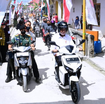 Momen Jokowi dan Iriana Berboncengan Naik Motor Listrik
