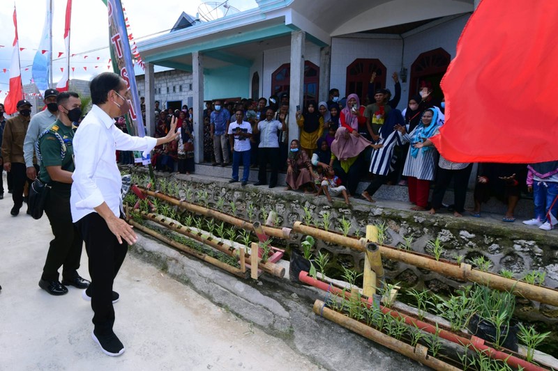 Momen menarik terjadi saat Presiden Joko Widodo dan Ibu Iriana Joko Widodo melakukan kunjungan kerja di Kabupaten Wakatobi, Provinsi Sulawesi Tenggara, pada Kamis, 9 Juni 2022. (Dok: Biro Pers Sekretariat Presiden) Momen menarik terjadi saat Presiden Joko Widodo dan Ibu Iriana Joko Widodo melakukan kunjungan kerja di Kabupaten Wakatobi, Provinsi Sulawesi Tenggara, pada Kamis, 9 Juni 2022. (Dok: Biro Pers Sekretariat Presiden)