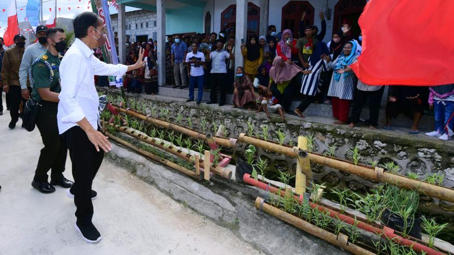 Momen menarik terjadi saat Presiden Joko Widodo dan Ibu Iriana Joko Widodo melakukan kunjungan kerja di Kabupaten Wakatobi, Provinsi Sulawesi Tenggara, pada Kamis, 9 Juni 2022. (Dok: Biro Pers Sekretariat Presiden)
