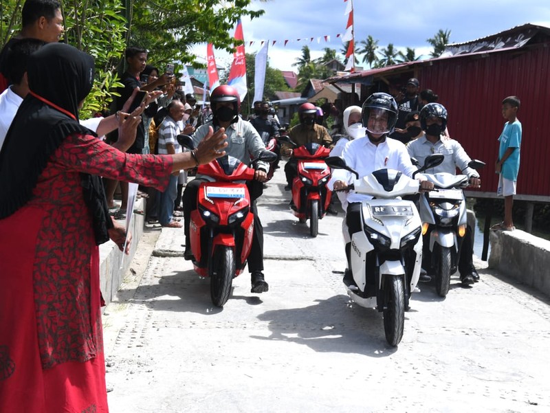 Momen menarik terjadi saat Presiden Joko Widodo dan Ibu Iriana Joko Widodo melakukan kunjungan kerja di Kabupaten Wakatobi, Provinsi Sulawesi Tenggara, pada Kamis, 9 Juni 2022. (Dok: Biro Pers Sekretariat Presiden)