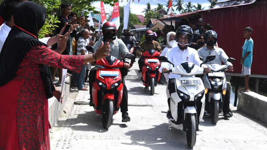 Momen menarik terjadi saat Presiden Joko Widodo dan Ibu Iriana Joko Widodo melakukan kunjungan kerja di Kabupaten Wakatobi, Provinsi Sulawesi Tenggara, pada Kamis, 9 Juni 2022. (Dok: Biro Pers Sekretariat Presiden)
