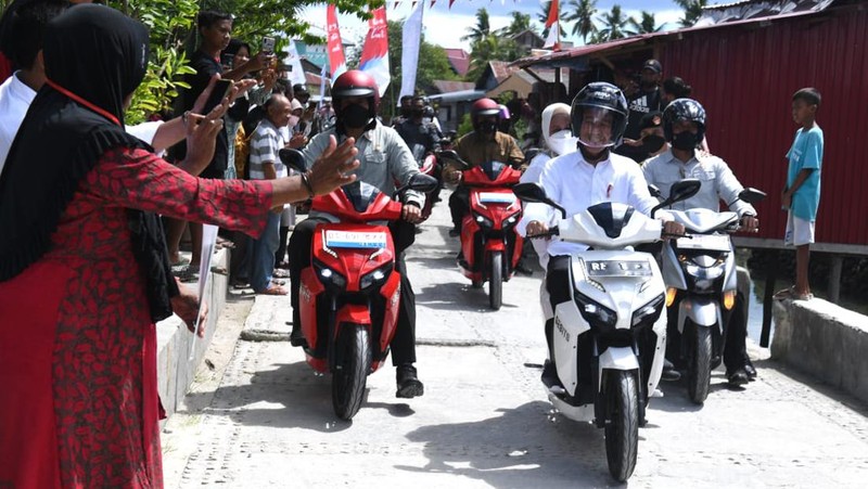 Momen menarik terjadi saat Presiden Joko Widodo dan Ibu Iriana Joko Widodo melakukan kunjungan kerja di Kabupaten Wakatobi, Provinsi Sulawesi Tenggara, pada Kamis, 9 Juni 2022. (Dok: Biro Pers Sekretariat Presiden)