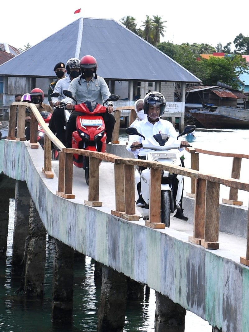 Momen menarik terjadi saat Presiden Joko Widodo dan Ibu Iriana Joko Widodo melakukan kunjungan kerja di Kabupaten Wakatobi, Provinsi Sulawesi Tenggara, pada Kamis, 9 Juni 2022. (Dok: Biro Pers Sekretariat Presiden)