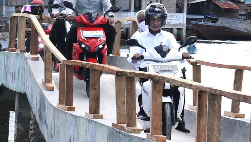 Momen menarik terjadi saat Presiden Joko Widodo dan Ibu Iriana Joko Widodo melakukan kunjungan kerja di Kabupaten Wakatobi, Provinsi Sulawesi Tenggara, pada Kamis, 9 Juni 2022. (Dok: Biro Pers Sekretariat Presiden)