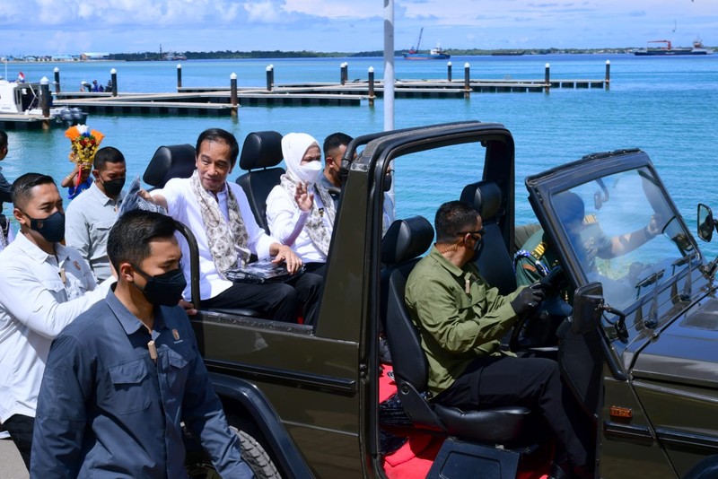 Momen menarik terjadi saat Presiden Joko Widodo dan Ibu Iriana Joko Widodo melakukan kunjungan kerja di Kabupaten Wakatobi, Provinsi Sulawesi Tenggara, pada Kamis, 9 Juni 2022. (Dok: Biro Pers Sekretariat Presiden)