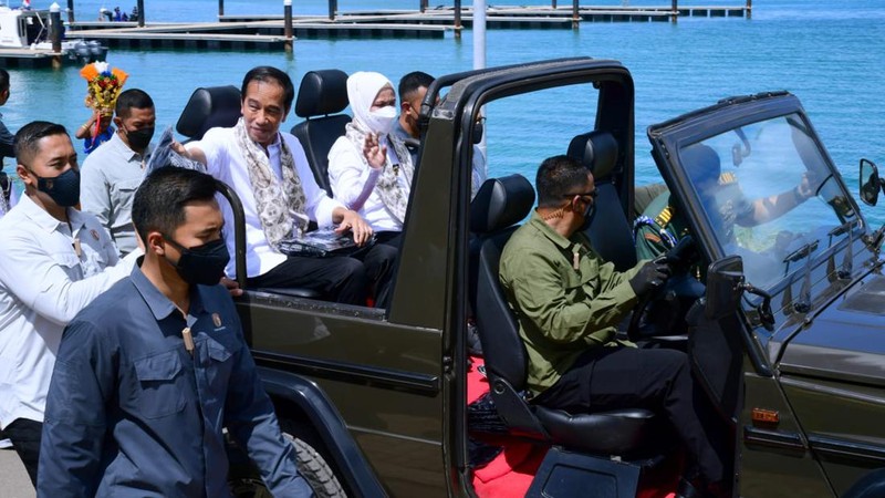 Momen menarik terjadi saat Presiden Joko Widodo dan Ibu Iriana Joko Widodo melakukan kunjungan kerja di Kabupaten Wakatobi, Provinsi Sulawesi Tenggara, pada Kamis, 9 Juni 2022. (Dok: Biro Pers Sekretariat Presiden)