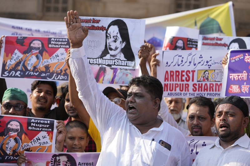 Pendukung kelompok agama Tehreek-e-Hurmat-e-Rasool membakar representasi bendera India selama demonstrasi untuk mengutuk referensi menghina Islam dan Nabi Muhammad yang dibuat baru-baru ini oleh Nupur Sharma, juru bicara partai nasionalis Hindu India yang memerintah di Lahore, Pakistan. (AP/K.M. Chaudary)