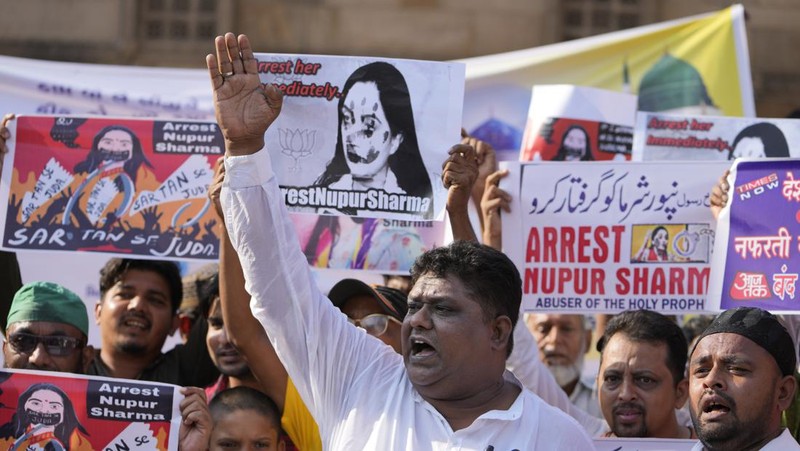 Pendukung kelompok agama Tehreek-e-Hurmat-e-Rasool membakar representasi bendera India selama demonstrasi untuk mengutuk referensi menghina Islam dan Nabi Muhammad yang dibuat baru-baru ini oleh Nupur Sharma, juru bicara partai nasionalis Hindu India yang memerintah di Lahore, Pakistan. (AP/K.M. Chaudary)