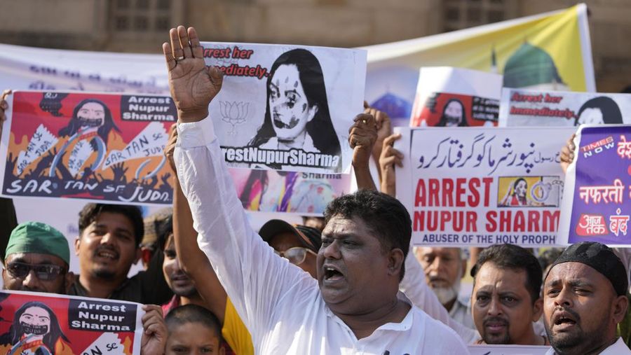 Muslim India memegang plakat menuntut penangkapan Nupur Sharma, juru bicara partai nasionalis Hindu yang berkuasa, ketika mereka bereaksi terhadap referensi menghina Islam dan Nabi Muhammad yang dibuat olehnya selama protes di Ahmedabad, India. (AP/Ajit Solanki)