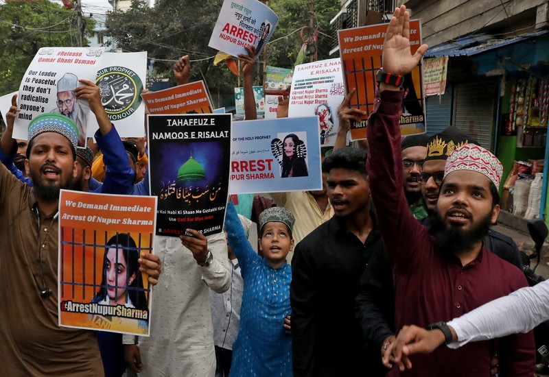 Pendukung kelompok agama Tehreek-e-Hurmat-e-Rasool membakar representasi bendera India selama demonstrasi untuk mengutuk referensi menghina Islam dan Nabi Muhammad yang dibuat baru-baru ini oleh Nupur Sharma, juru bicara partai nasionalis Hindu India yang memerintah di Lahore, Pakistan. (AP/K.M. Chaudary) Pendukung kelompok agama Tehreek-e-Hurmat-e-Rasool membakar representasi bendera India selama demonstrasi untuk mengutuk referensi menghina Islam dan Nabi Muhammad yang dibuat baru-baru ini oleh Nupur Sharma, juru bicara partai nasionalis Hindu India yang memerintah di Lahore, Pakistan. (AP/K.M. Chaudary)