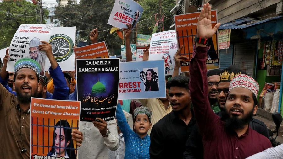 Orang-orang meneriakkan slogan-slogan saat mereka memegang plakat selama pawai protes menuntut penangkapan anggota Partai Bharatiya Janata (BJP) Nupur Sharma atas komentarnya tentang Nabi Muhammad, di Kolkata, India, 8 Juni 2022. (REUTERS/RUPAK DE CHOWDHURI)