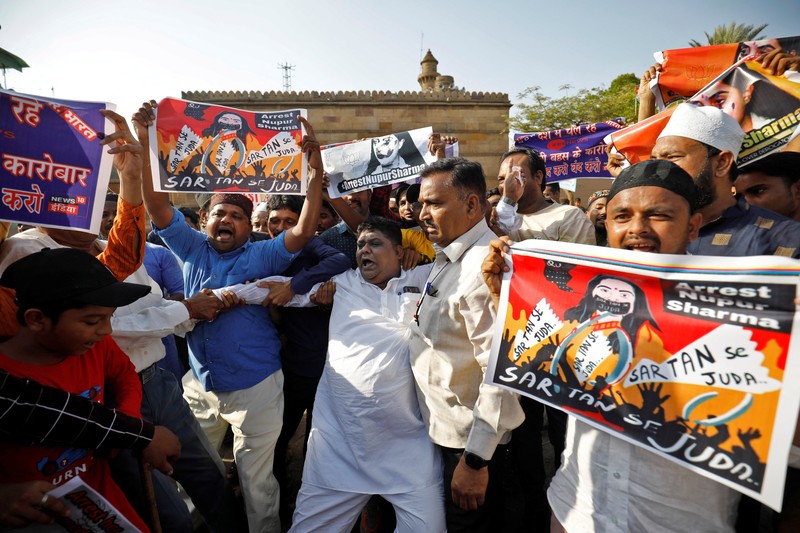 Pendukung kelompok agama Tehreek-e-Hurmat-e-Rasool membakar representasi bendera India selama demonstrasi untuk mengutuk referensi menghina Islam dan Nabi Muhammad yang dibuat baru-baru ini oleh Nupur Sharma, juru bicara partai nasionalis Hindu India yang memerintah di Lahore, Pakistan. (AP/K.M. Chaudary) Pendukung kelompok agama Tehreek-e-Hurmat-e-Rasool membakar representasi bendera India selama demonstrasi untuk mengutuk referensi menghina Islam dan Nabi Muhammad yang dibuat baru-baru ini oleh Nupur Sharma, juru bicara partai nasionalis Hindu India yang memerintah di Lahore, Pakistan. (AP/K.M. Chaudary)