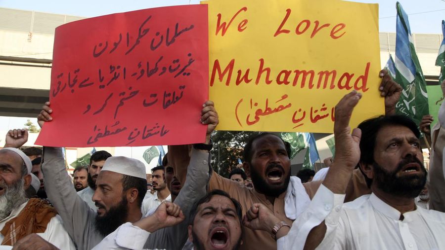 Pendukung kelompok agama Jamaat-e-Islami berdemonstrasi mengutuk referensi menghina Islam dan Nabi Muhammad baru-baru ini yang dibuat oleh Nupur Sharma, juru bicara partai nasionalis Hindu India yang memerintah, di Peshawar, Pakistan. (AP/Muhammad Sajjad)