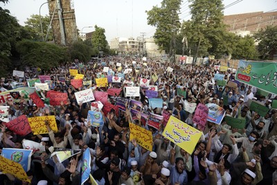 Pendukung kelompok agama Tehreek-e-Hurmat-e-Rasool berdemonstrasi mengutuk referensi menghina Islam dan Nabi Muhammad baru-baru ini yang dibuat oleh Nupur Sharma, juru bicara partai nasionalis Hindu India, di Lahore, Pakistan. (AP/K.M. Chaudary) Pendukung kelompok agama Tehreek-e-Hurmat-e-Rasool berdemonstrasi mengutuk referensi menghina Islam dan Nabi Muhammad baru-baru ini yang dibuat oleh Nupur Sharma, juru bicara partai nasionalis Hindu India, di Lahore, Pakistan. (AP/K.M. Chaudary)