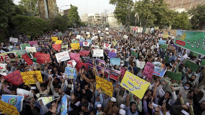 Pendukung kelompok agama Tehreek-e-Hurmat-e-Rasool berdemonstrasi mengutuk referensi menghina Islam dan Nabi Muhammad baru-baru ini yang dibuat oleh Nupur Sharma, juru bicara partai nasionalis Hindu India, di Lahore, Pakistan. (AP/K.M. Chaudary) Pendukung kelompok agama Tehreek-e-Hurmat-e-Rasool berdemonstrasi mengutuk referensi menghina Islam dan Nabi Muhammad baru-baru ini yang dibuat oleh Nupur Sharma, juru bicara partai nasionalis Hindu India, di Lahore, Pakistan. (AP/K.M. Chaudary)