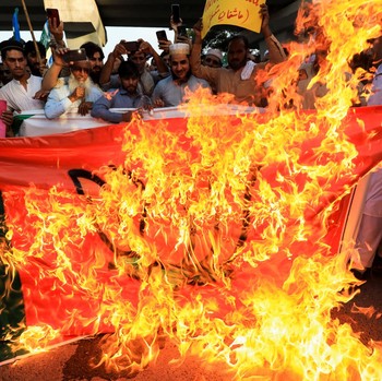 Panas Nupur Sharma Hina Nabi, Bendera India Dibakar Massa