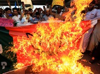 Panas Nupur Sharma Hina Nabi, Bendera India Dibakar Massa