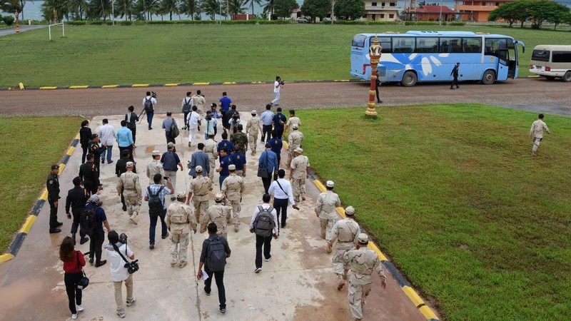 Personel angkatan laut Kamboja berjalan di sebuah dermaga di pangkalan angkatan laut Ream di provinsi Preah Sihanouk (AFP via Getty Images/TANG CHHIN SOTHY)